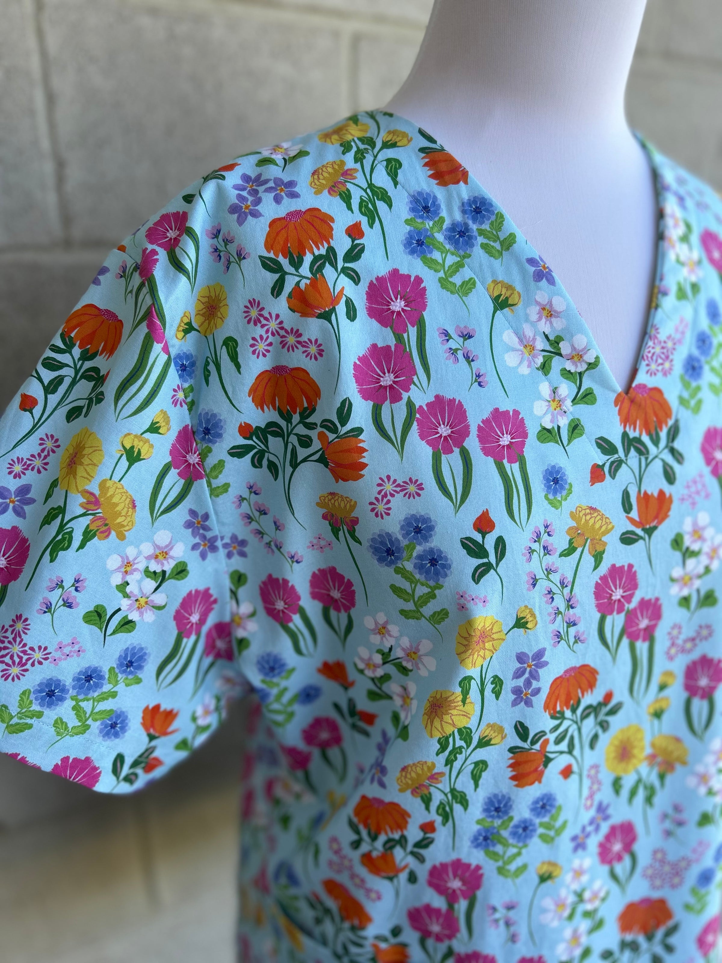 Splendid garden Scrub top